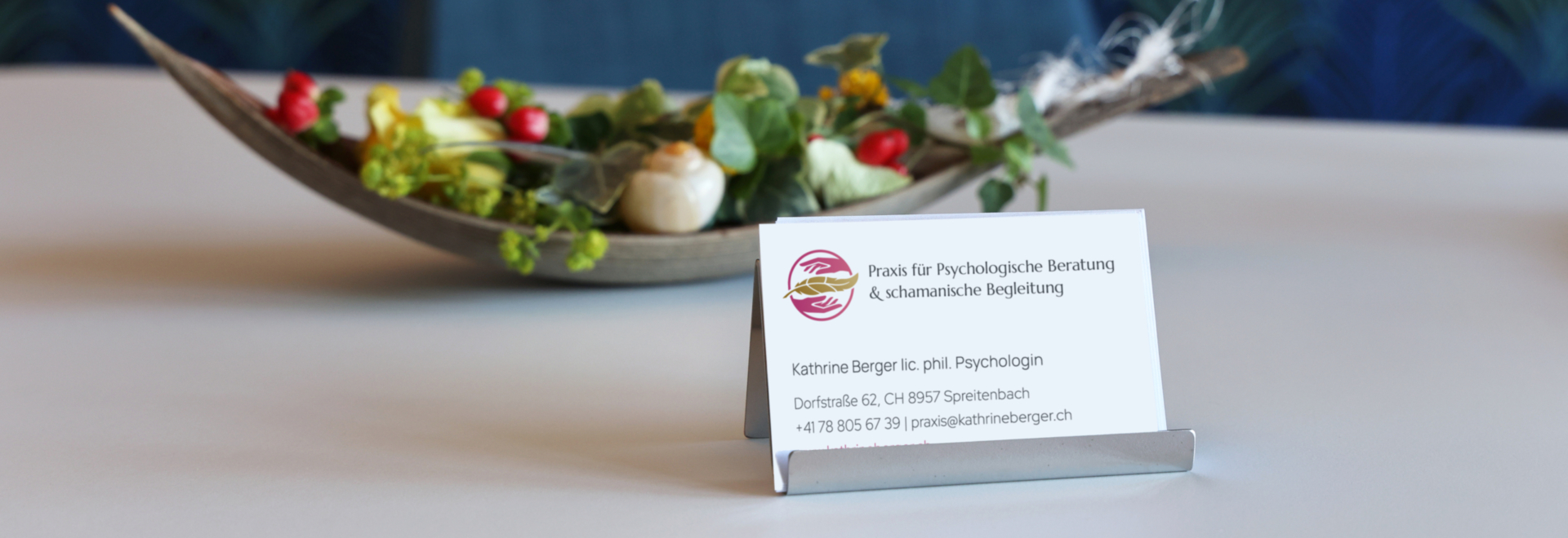 Foto von Visitenkarten der Praxis für Psychologische Beratung & schamanische Begleitung
